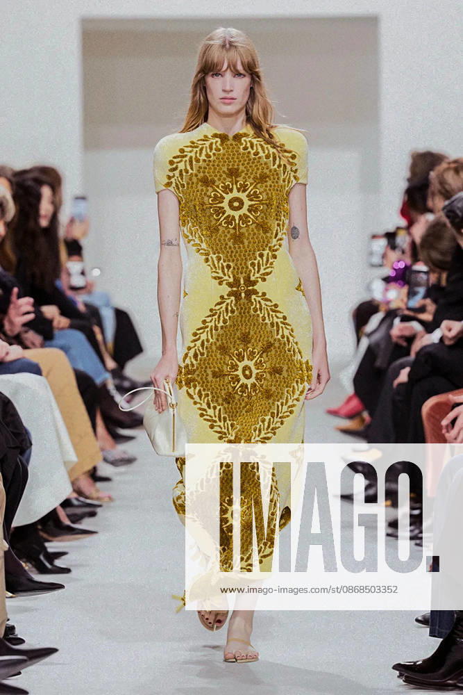 (261004) -- PARIS, Oct. 4, 2026 -- A model presents a creation from the Womenswear Spring Summer 2027 collections by Celine during the Paris Fashion Week in Paris, France, Oct. 3, 2026. (MeetEurope Handout via Xinhua) FRANCE-PARIS-FASHION WEEK-CELINE XinxHuashefa