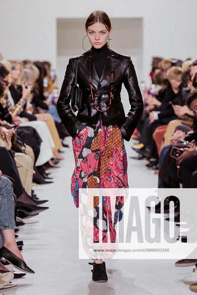 (261004) -- PARIS, Oct. 4, 2026 -- A model presents a creation from the Womenswear Spring Summer 2027 collections by Celine during the Paris Fashion Week in Paris, France, Oct. 3, 2026. (MeetEurope Handout via Xinhua) FRANCE-PARIS-FASHION WEEK-CELINE XinxHuashefa