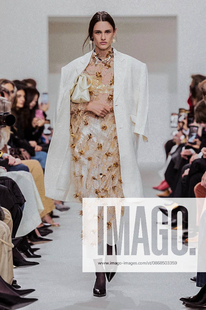 (261004) -- PARIS, Oct. 4, 2026 -- A model presents a creation from the Womenswear Spring Summer 2027 collections by Celine during the Paris Fashion Week in Paris, France, Oct. 3, 2026. (MeetEurope Handout via Xinhua) FRANCE-PARIS-FASHION WEEK-CELINE XinxHuashefa