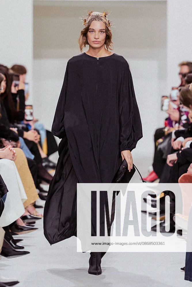 (261004) -- PARIS, Oct. 4, 2026 -- A model presents a creation from the Womenswear Spring Summer 2027 collections by Celine during the Paris Fashion Week in Paris, France, Oct. 3, 2026. (MeetEurope Handout via Xinhua) FRANCE-PARIS-FASHION WEEK-CELINE XinxHuashefa