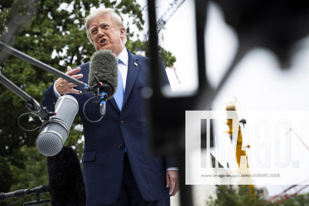 United States President Donald J Trump speaks to members of the media before boarding Marine One on the South Lawn of the White House, in Washington, DC, USA, 3 October 2026. President Trump is traveling to Ohio for a rally as he campaigns with Republican Party candidates before midterm elections Washington USA - ZUMAs152 20261003_faa_s152_001