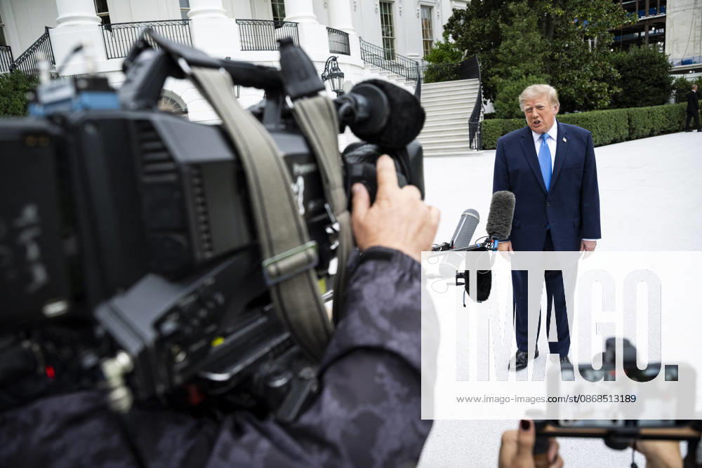 United States President Donald J Trump speaks to members of the media before boarding Marine One on the South Lawn of the White House, in Washington, DC, USA, 3 October 2026. President Trump is traveling to Ohio for a rally as he campaigns with Republican Party candidates before midterm elections Washington USA - ZUMAs152 20261003_faa_s152_004