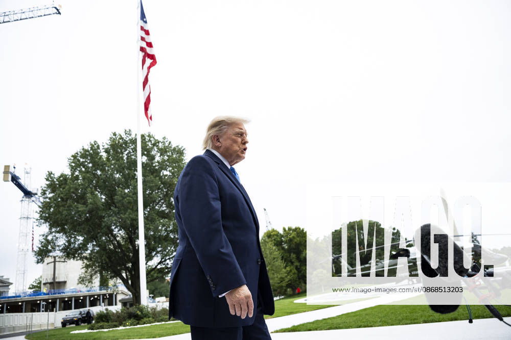 United States President Donald J Trump speaks to members of the media before boarding Marine One on the South Lawn of the White House, in Washington, DC, USA, 3 October 2026. President Trump is traveling to Ohio for a rally as he campaigns with Republican Party candidates before midterm elections Washington USA - ZUMAs152 20261003_faa_s152_006