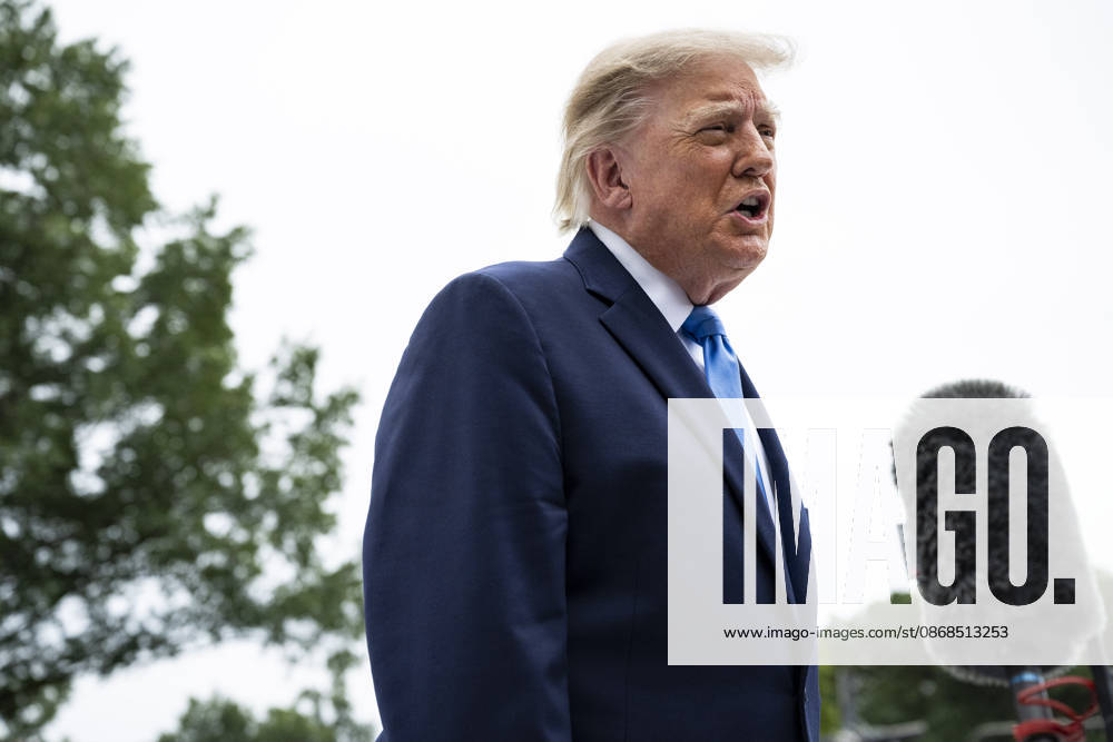 United States President Donald J Trump speaks to members of the media before boarding Marine One on the South Lawn of the White House, in Washington, DC, USA, 3 October 2026. President Trump is traveling to Ohio for a rally as he campaigns with Republican Party candidates before midterm elections Washington USA - ZUMAs152 20261003_faa_s152_011
