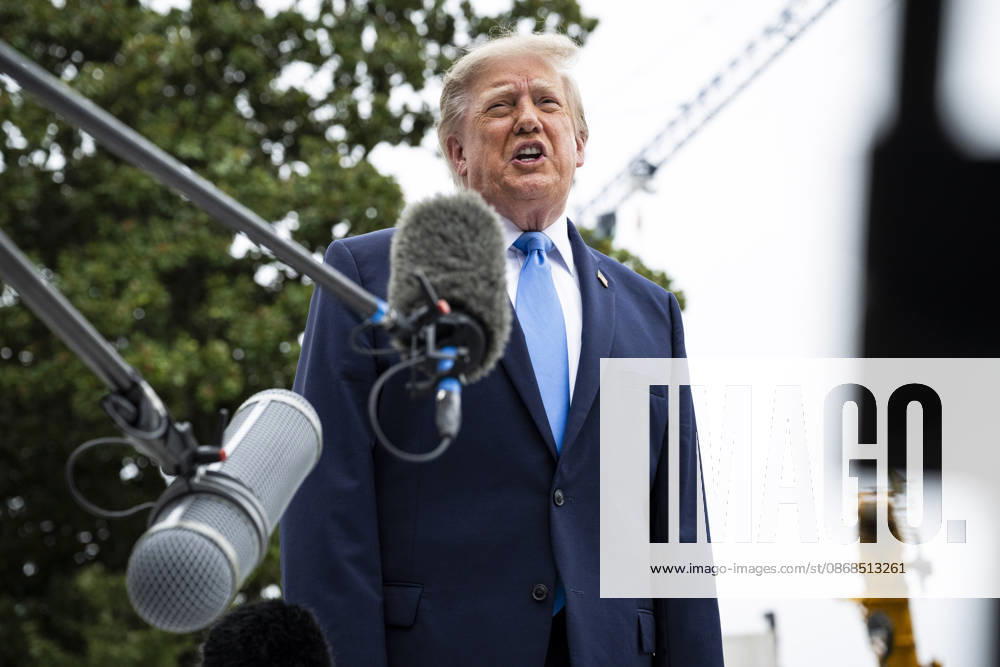United States President Donald J Trump speaks to members of the media before boarding Marine One on the South Lawn of the White House, in Washington, DC, USA, 3 October 2026. President Trump is traveling to Ohio for a rally as he campaigns with Republican Party candidates before midterm elections Washington USA - ZUMAs152 20261003_faa_s152_021