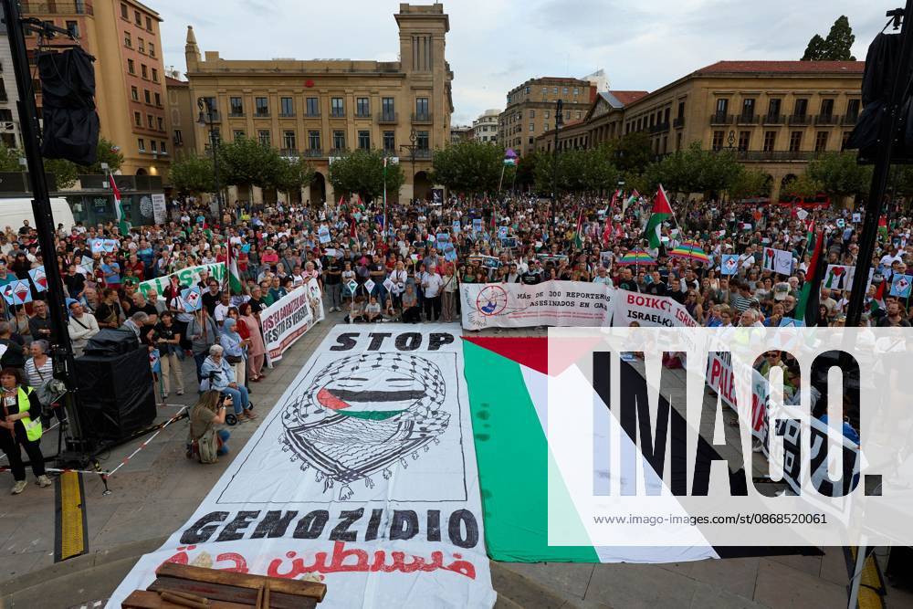 PAMPLONA, SPAIN, OCTOBER 3, 2026: Demonstrators take part in a pro-Palestinian march called by the citizens platform Yala Nafarroa in Pamplona. Protesters carried Palestinian flags and banners expressing solidarity with Gaza, including a large banner reading Stop Genocide, while participants also displayed messages calling for the protection of journalists. Pamplona Spain - ZUMAq101 20261003_zna_q101_126