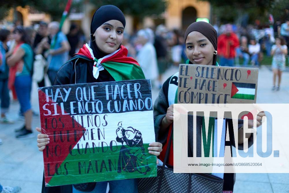 PAMPLONA, SPAIN, OCTOBER 3, 2026: Demonstrators take part in a pro-Palestinian march called by the citizens platform Yala Nafarroa in Pamplona. Protesters carried Palestinian flags and banners expressing solidarity with Gaza, including a large banner reading Stop Genocide, while participants also displayed messages calling for the protection of journalists. Pamplona Spain - ZUMAq101 20261003_zna_q101_129