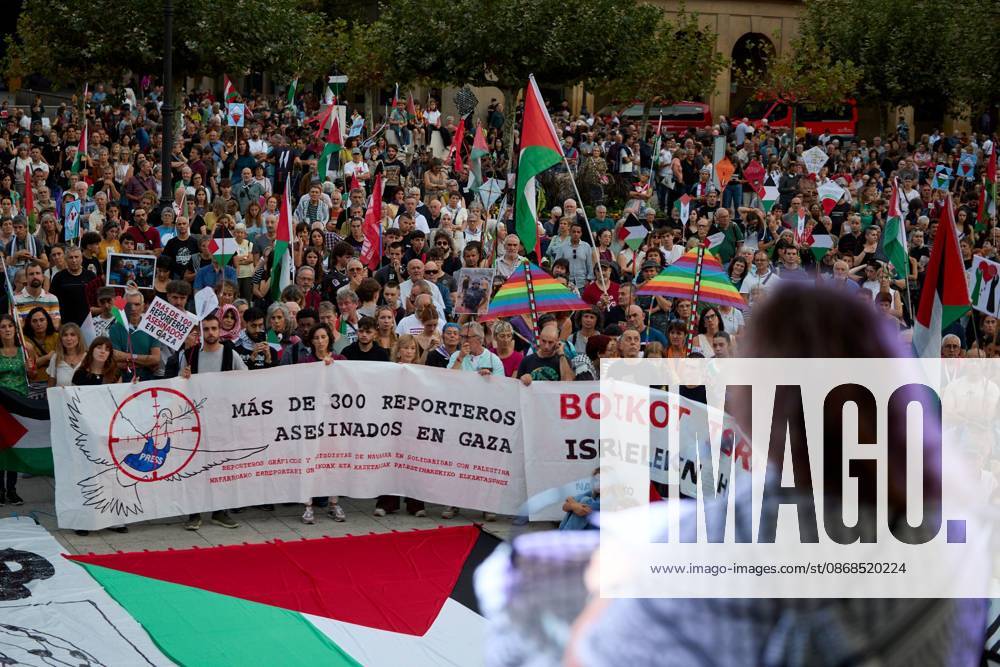 PAMPLONA, SPAIN, OCTOBER 3, 2026: Demonstrators take part in a pro-Palestinian march called by the citizens platform Yala Nafarroa in Pamplona. Protesters carried Palestinian flags and banners expressing solidarity with Gaza, including a large banner reading Stop Genocide, while participants also displayed messages calling for the protection of journalists. Pamplona Spain - ZUMAq101 20261003_zna_q101_127