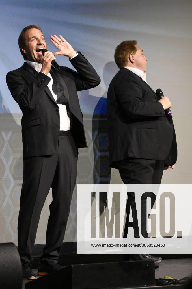 Peter Rütten und Oliver Kalkofe bei der Weltpremiere der ersten Folge der neuen SchleFaZ-Staffel auf Großbildleinwand Geisterjäger John Sinclair - Die Dämonenhochzeit im Ernst-Reuter-Saal. Berlin