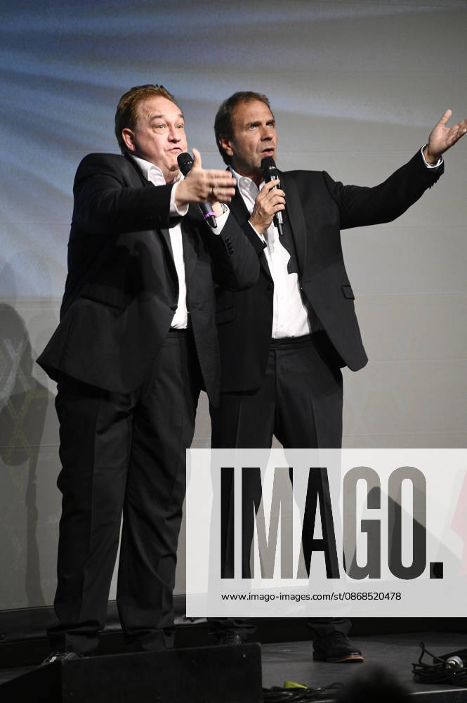 Oliver Kalkofe und Peter Rütten bei der Weltpremiere der ersten Folge der neuen SchleFaZ-Staffel auf Großbildleinwand Geisterjäger John Sinclair - Die Dämonenhochzeit im Ernst-Reuter-Saal. Berlin