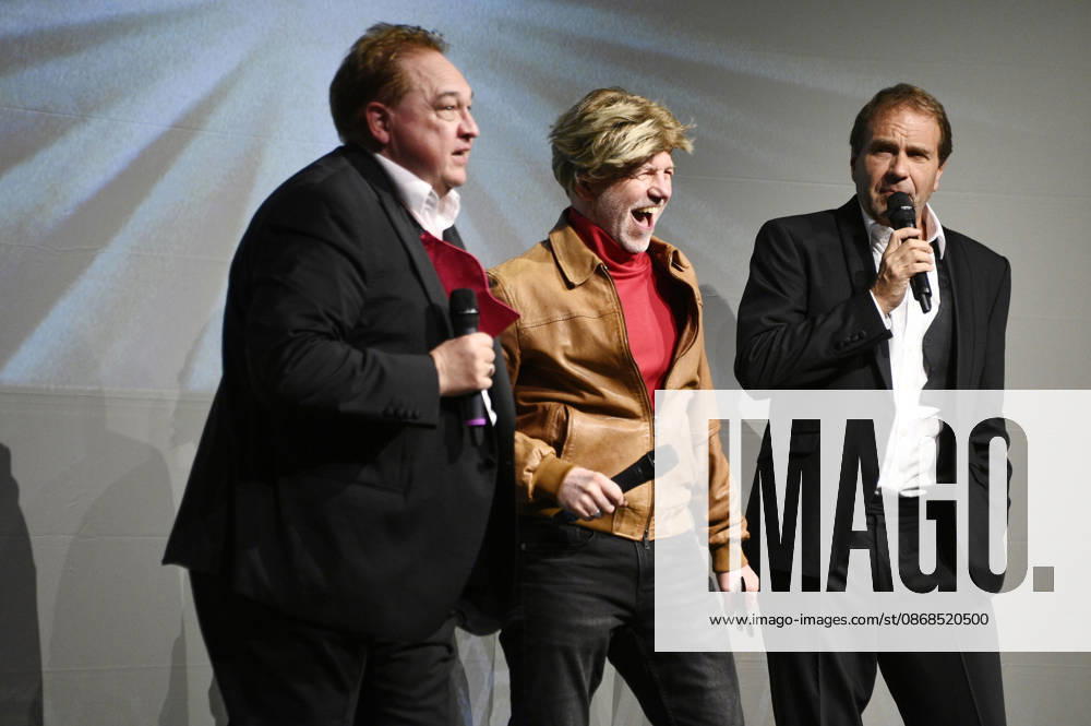 Oliver Kalkofe, Dietmar Wunder und Peter Rütten bei der Weltpremiere der ersten Folge der neuen SchleFaZ-Staffel auf Großbildleinwand Geisterjäger John Sinclair - Die Dämonenhochzeit im Ernst-Reuter-Saal. Berlin