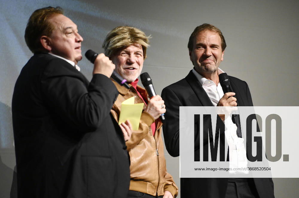 Oliver Kalkofe, Dietmar Wunder und Peter Rütten bei der Weltpremiere der ersten Folge der neuen SchleFaZ-Staffel auf Großbildleinwand Geisterjäger John Sinclair - Die Dämonenhochzeit im Ernst-Reuter-Saal. Berlin