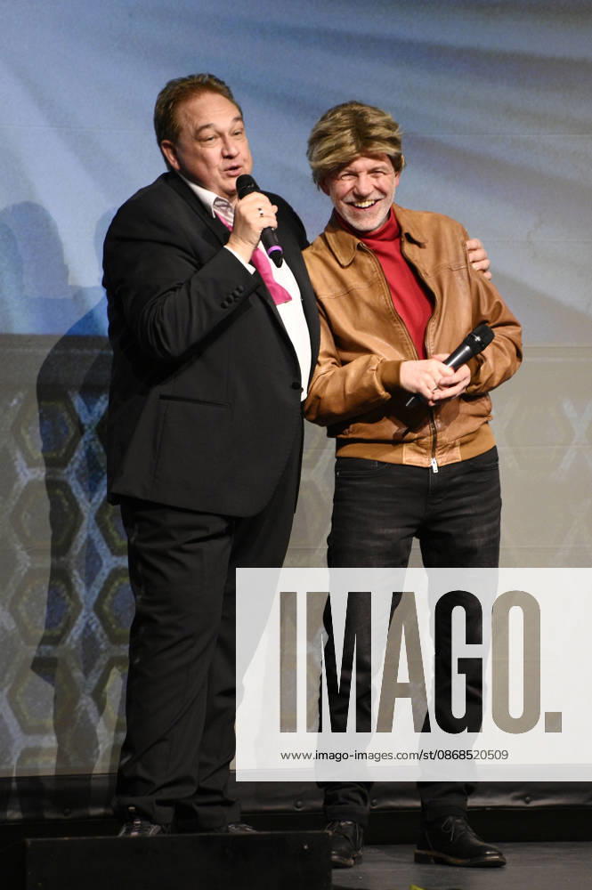 Oliver Kalkofe und Dietmar Wunder bei der Weltpremiere der ersten Folge der neuen SchleFaZ-Staffel auf Großbildleinwand Geisterjäger John Sinclair - Die Dämonenhochzeit im Ernst-Reuter-Saal. Berlin
