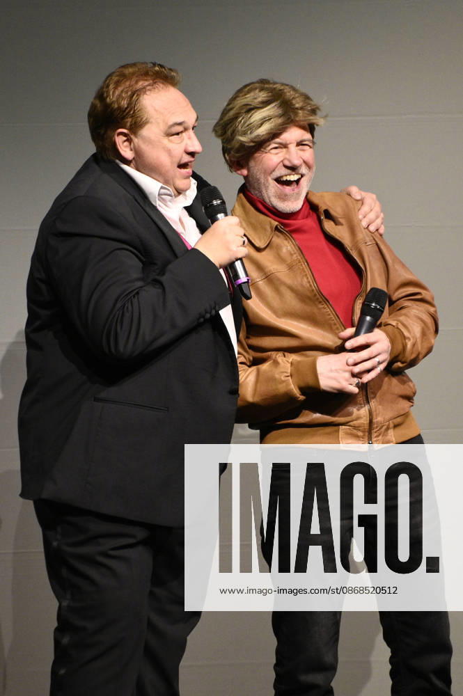 Oliver Kalkofe und Dietmar Wunder bei der Weltpremiere der ersten Folge der neuen SchleFaZ-Staffel auf Großbildleinwand Geisterjäger John Sinclair - Die Dämonenhochzeit im Ernst-Reuter-Saal. Berlin