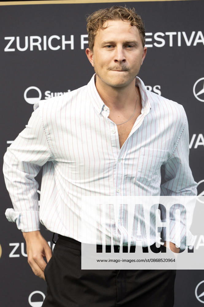 Max Hubacher bei der Premiere des Kinofilms De Rägebogefisch auf dem 22. Zurich Film Festival im Corso. Zürich