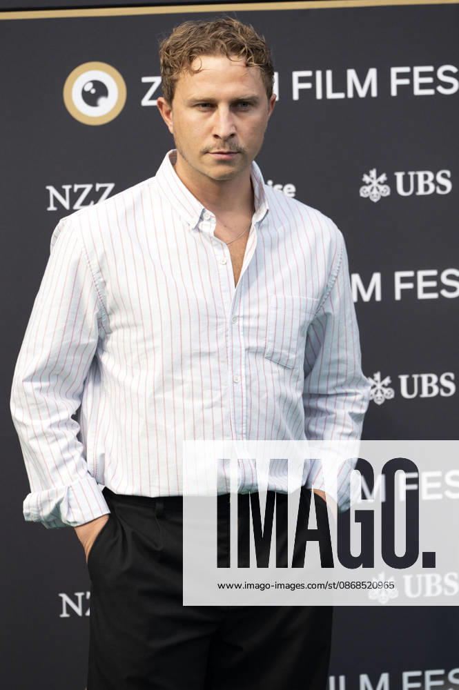 Max Hubacher bei der Premiere des Kinofilms De Rägebogefisch auf dem 22. Zurich Film Festival im Corso. Zürich