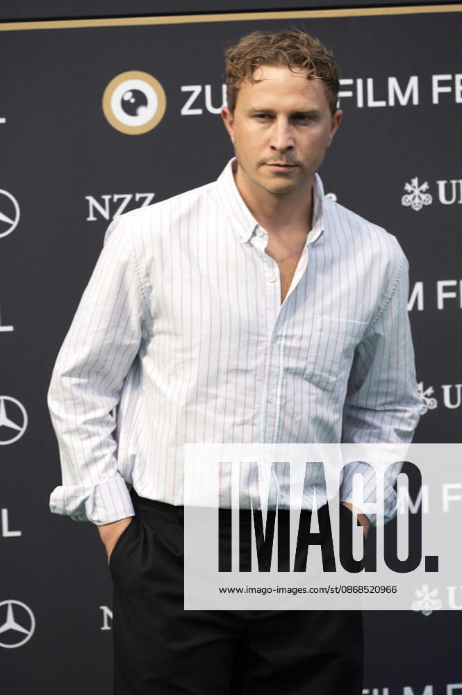Max Hubacher bei der Premiere des Kinofilms De Rägebogefisch auf dem 22. Zurich Film Festival im Corso. Zürich