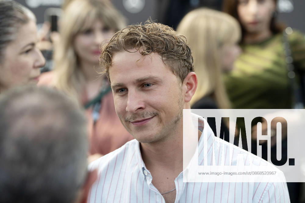 Max Hubacher bei der Premiere des Kinofilms De Rägebogefisch auf dem 22. Zurich Film Festival im Corso. Zürich