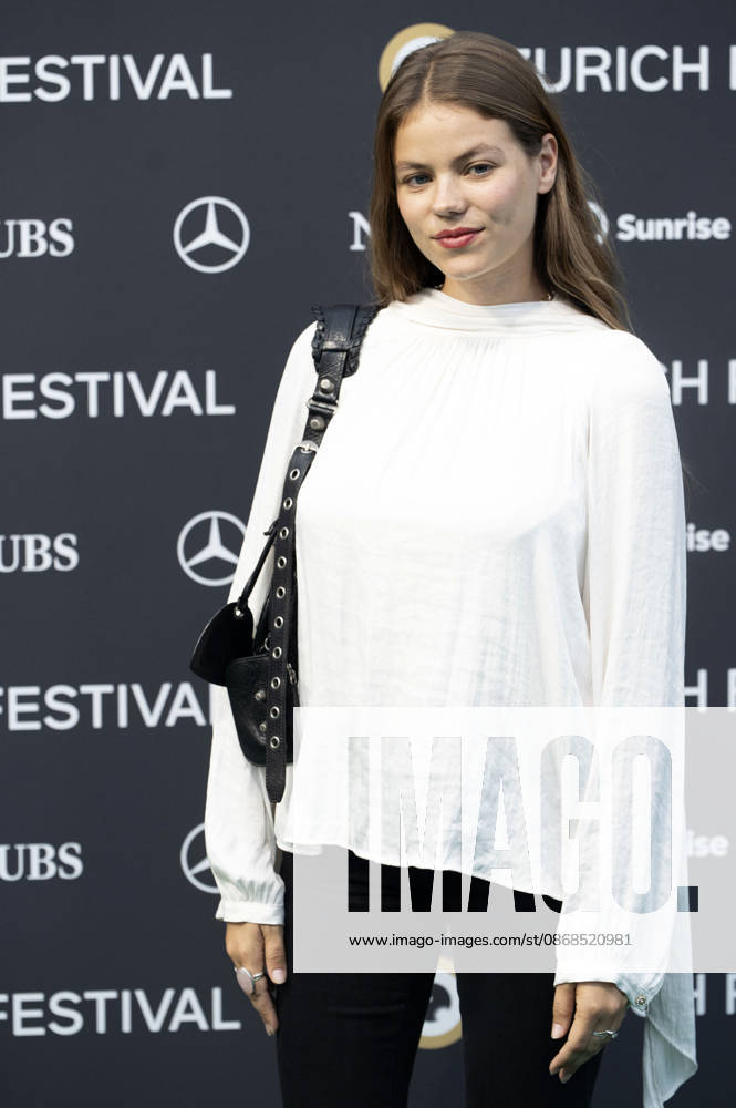 Yael Meier bei der Premiere des Kinofilms De Rägebogefisch auf dem 22. Zurich Film Festival im Corso. Zürich