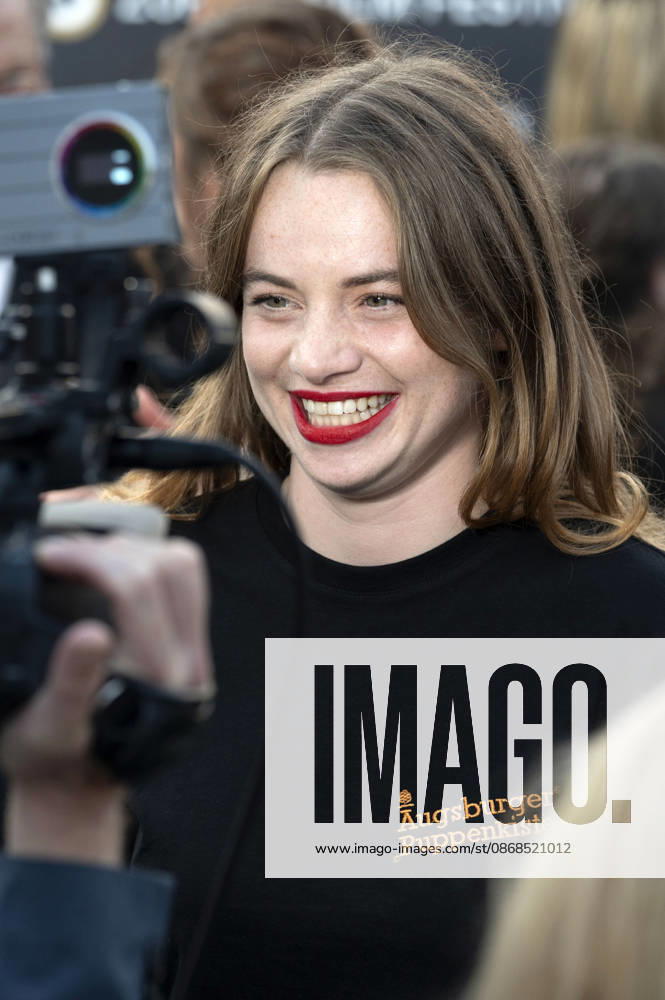Luna Wedler bei der Premiere des Kinofilms De Rägebogefisch auf dem 22. Zurich Film Festival im Corso. Zürich