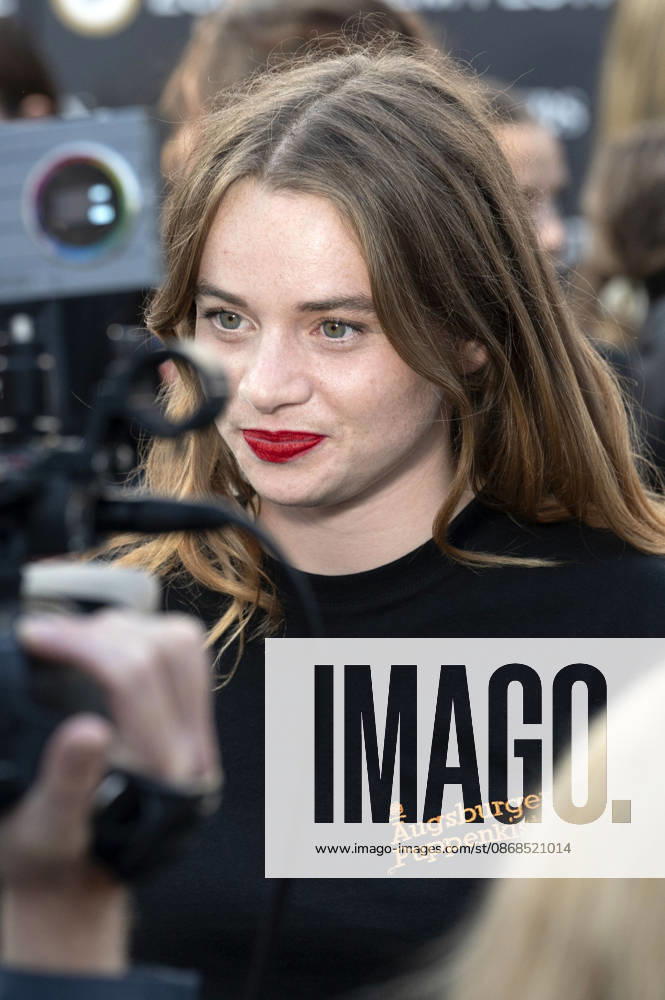 Luna Wedler bei der Premiere des Kinofilms De Rägebogefisch auf dem 22. Zurich Film Festival im Corso. Zürich