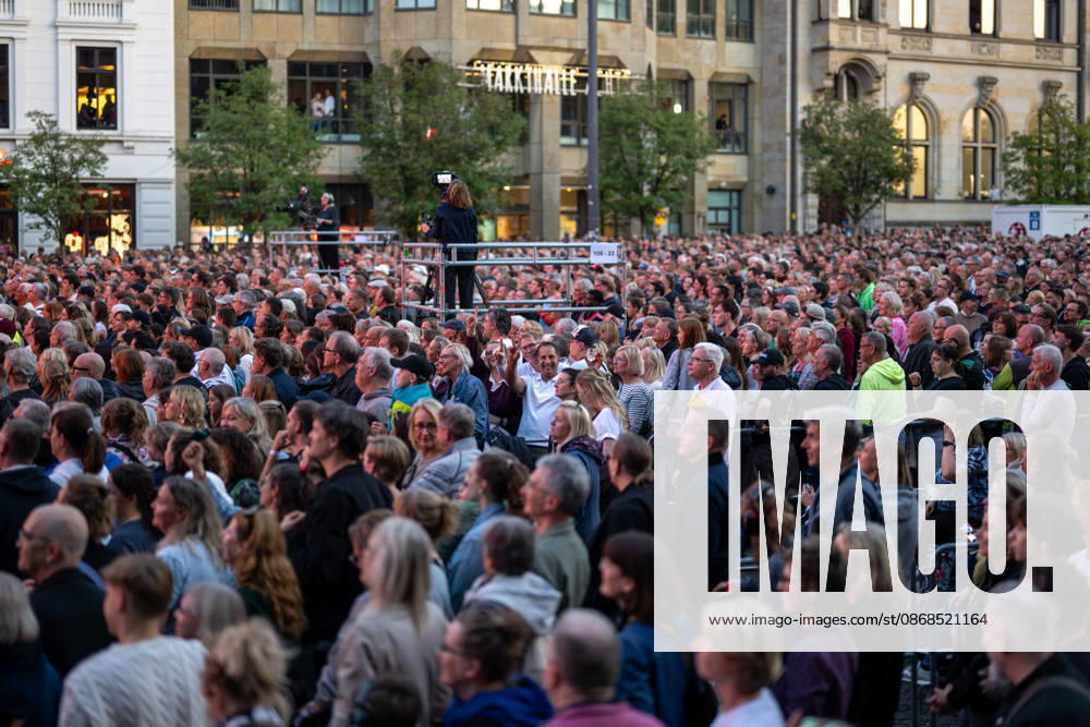 Feiern Tag der Deutschen Einheit in Bremen - Feierlichkeiten zum Tag der Deutschen Einheit 2026, Bremen, 03.10.2026 Bremen, Bürgerfest, Fanta Vier Konzert, Illuminatin an der Schlachte, Lichtershow Bremen, Deutschland, 03.10.26: Feiern Tag der Dt. Einheit in Bremen im Marktplatz, Rathaus am 03.10.2026 in Bremen, Deutschland. (Foto von Axel Kaste) Anmoderation Radio Bremen, Bürgerfest und Fanta Vier Konzert, Fantastische Vier Bremen Marktplatz, Rathaus Freie Hansestadt Bremen Deutschland