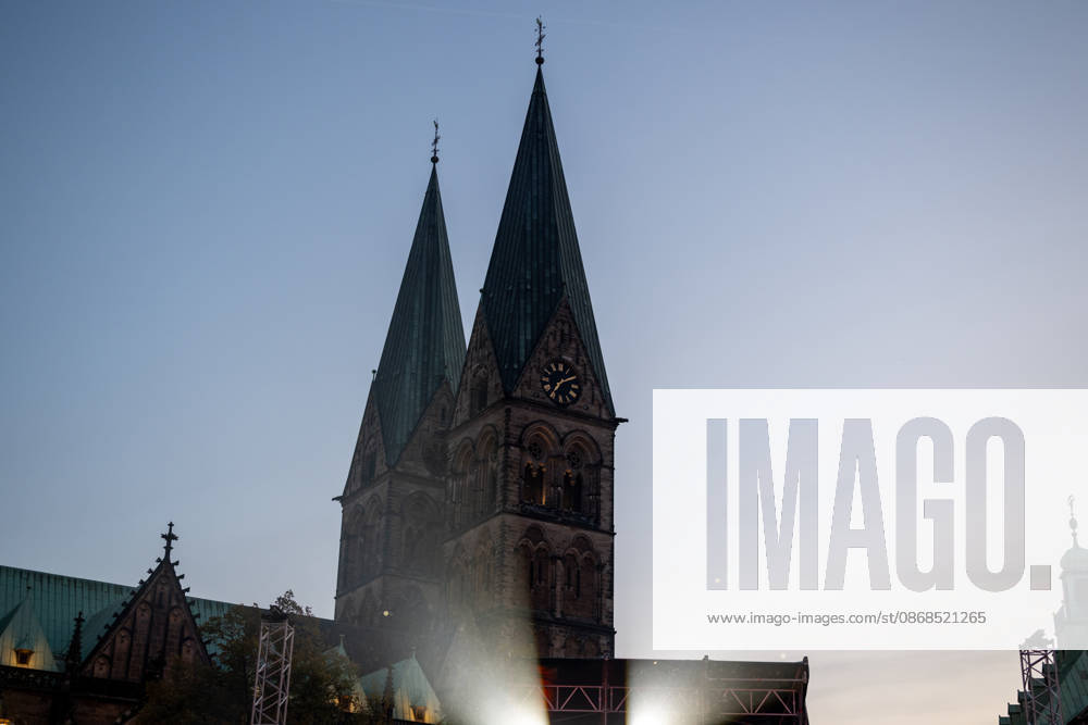 Feiern Tag der Deutschen Einheit in Bremen - Feierlichkeiten zum Tag der Deutschen Einheit 2026, Bremen, 03.10.2026 Bremen, Bürgerfest, Fanta Vier Konzert, Illuminatin an der Schlachte, Lichtershow Bremen, Deutschland, 03.10.26: Feiern Tag der Dt. Einheit in Bremen im Marktplatz, Rathaus am 03.10.2026 in Bremen, Deutschland. (Foto von Axel Kaste) Anmoderation Radio Bremen, Bürgerfest und Fanta Vier Konzert, Fantastische Vier Bremen Marktplatz, Rathaus Freie Hansestadt Bremen Deutschland
