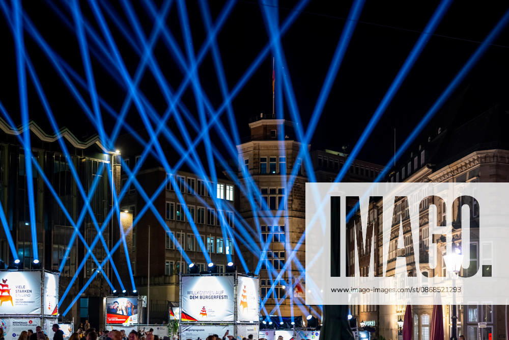 Feiern Tag der Deutschen Einheit in Bremen - Feierlichkeiten zum Tag der Deutschen Einheit 2026, Bremen, 03.10.2026 Bremen, Bürgerfest, Fanta Vier Konzert, Illuminatin an der Schlachte, Lichtershow Bremen, Deutschland, 03.10.26: Feiern Tag der Dt. Einheit in Bremen im Marktplatz, Rathaus am 03.10.2026 in Bremen, Deutschland. (Foto von Axel Kaste) Anmoderation Radio Bremen, Bürgerfest und Fanta Vier Konzert, Fantastische Vier Bremen Marktplatz, Rathaus Freie Hansestadt Bremen Deutschland