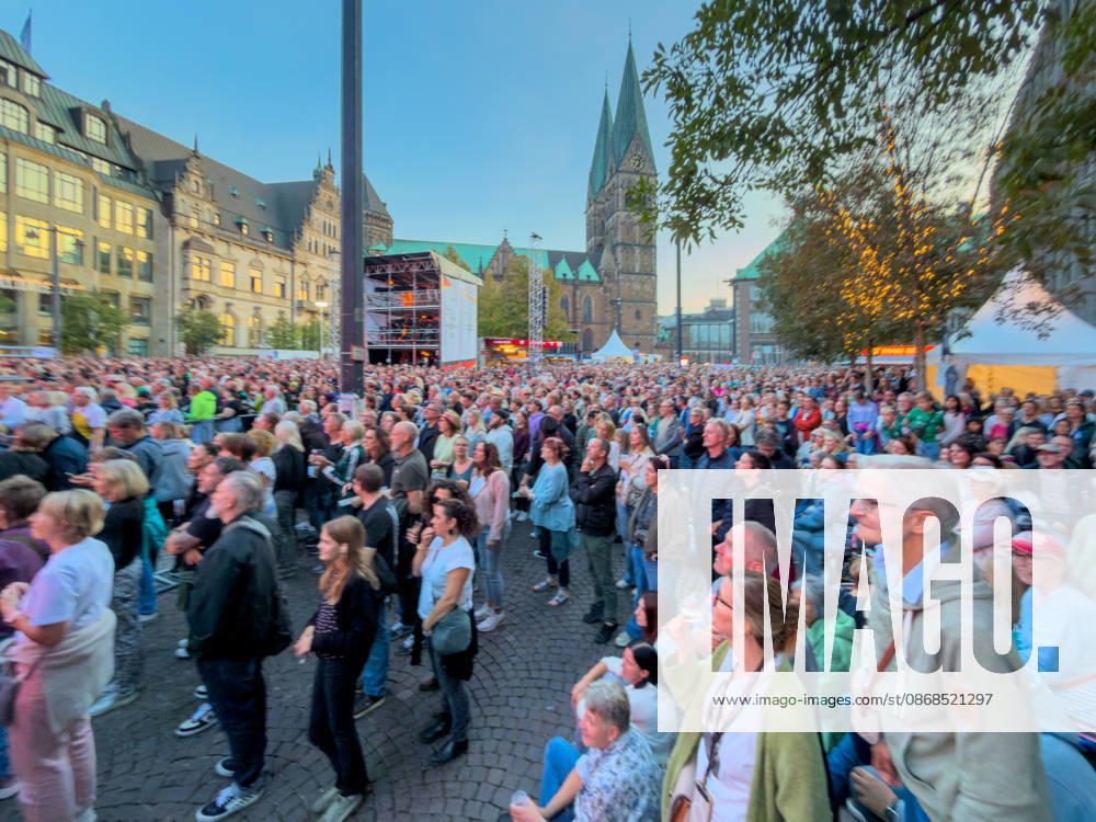 Feiern Tag der Deutschen Einheit in Bremen - Feierlichkeiten zum Tag der Deutschen Einheit 2026, Bremen, 03.10.2026 Bremen, Bürgerfest, Fanta Vier Konzert, Illuminatin an der Schlachte, Lichtershow Bremen, Deutschland, 03.10.26: Feiern Tag der Dt. Einheit in Bremen im Marktplatz, Rathaus am 03.10.2026 in Bremen, Deutschland. (Foto von Axel Kaste) Anmoderation Radio Bremen, Bürgerfest und Fanta Vier Konzert, Fantastische Vier Bremen Marktplatz, Rathaus Freie Hansestadt Bremen Deutschland