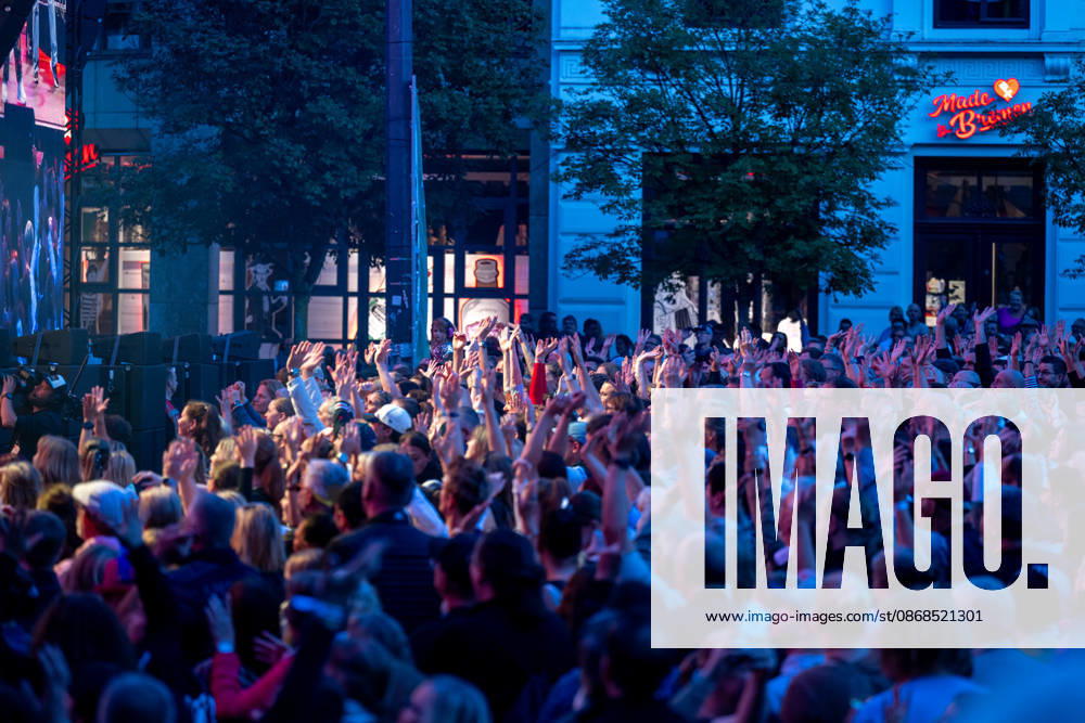 Feiern Tag der Deutschen Einheit in Bremen - Feierlichkeiten zum Tag der Deutschen Einheit 2026, Bremen, 03.10.2026 Bremen, Bürgerfest, Fanta Vier Konzert, Illuminatin an der Schlachte, Lichtershow Bremen, Deutschland, 03.10.26: Feiern Tag der Dt. Einheit in Bremen im Marktplatz, Rathaus am 03.10.2026 in Bremen, Deutschland. (Foto von Axel Kaste) Anmoderation Radio Bremen, Bürgerfest und Fanta Vier Konzert, Fantastische Vier Bremen Marktplatz, Rathaus Freie Hansestadt Bremen Deutschland