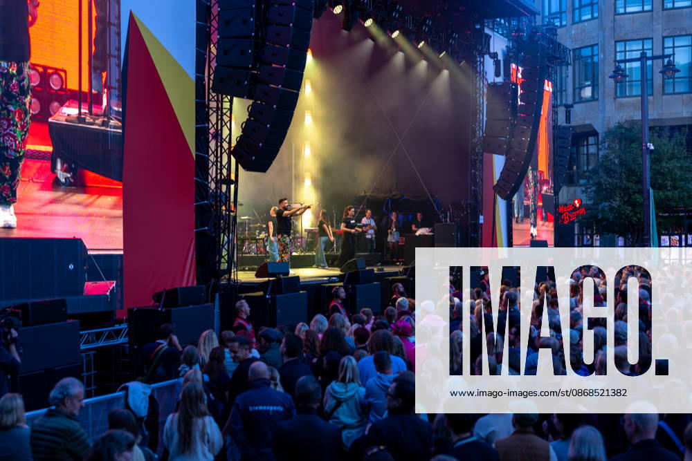 Feiern Tag der Deutschen Einheit in Bremen - Feierlichkeiten zum Tag der Deutschen Einheit 2026, Bremen, 03.10.2026 Bremen, Bürgerfest, Fanta Vier Konzert, Illuminatin an der Schlachte, Lichtershow Bremen, Deutschland, 03.10.26: Feiern Tag der Dt. Einheit in Bremen im Marktplatz, Rathaus am 03.10.2026 in Bremen, Deutschland. (Foto von Axel Kaste) Anmoderation Radio Bremen, Bürgerfest und Fanta Vier Konzert, Fantastische Vier, Bühne Bremen Marktplatz, Rathaus Freie Hansestadt Bremen Deutschland