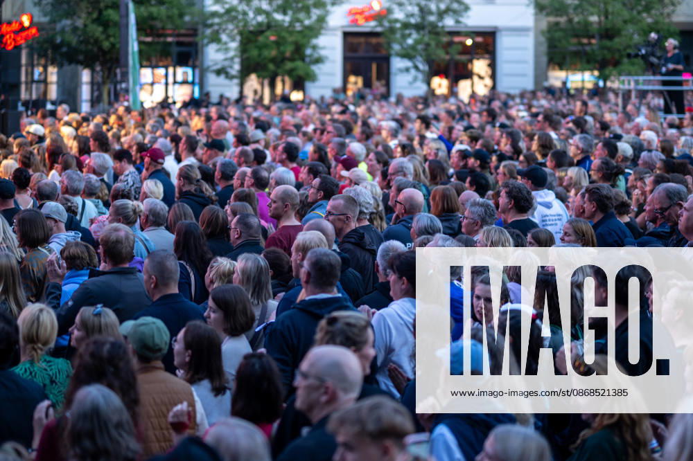 Feiern Tag der Deutschen Einheit in Bremen - Feierlichkeiten zum Tag der Deutschen Einheit 2026, Bremen, 03.10.2026 Bremen, Bürgerfest, Fanta Vier Konzert, Illuminatin an der Schlachte, Lichtershow Bremen, Deutschland, 03.10.26: Feiern Tag der Dt. Einheit in Bremen im Marktplatz, Rathaus am 03.10.2026 in Bremen, Deutschland. (Foto von Axel Kaste) Anmoderation Radio Bremen, Bürgerfest und Fanta Vier Konzert, Fantastische Vier, Zuschauer Bremen Marktplatz, Rathaus Freie Hansestadt Bremen Deutschland