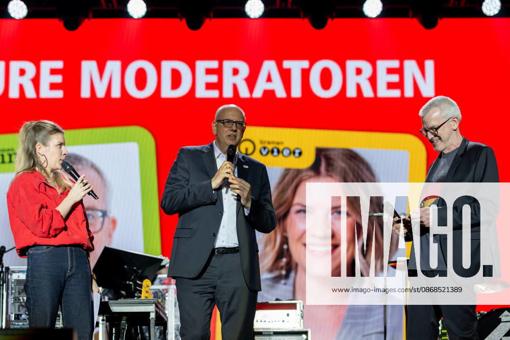 Feiern Tag der Deutschen Einheit in Bremen - Feierlichkeiten zum Tag der Deutschen Einheit 2026, Bremen, 03.10.2026 Bremen, Bürgerfest, Fanta Vier Konzert, Illuminatin an der Schlachte, Lichtershow Bremen, Deutschland, 03.10.26: Feiern Tag der Dt. Einheit in Bremen im Marktplatz, Rathaus am 03.10.2026 in Bremen, Deutschland. (Foto von Axel Kaste) Anmoderation Radio Bremen, Bürgerfest und Fanta Vier Konzert, Fantastische Vier, Radio Bremen Vier Moderatoren Begrüßen Bremen Marktplatz, Rathaus Freie Hansestadt Bremen Deutschland