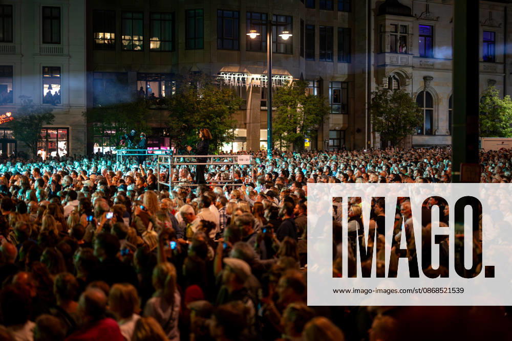 Feiern Tag der Deutschen Einheit in Bremen - Feierlichkeiten zum Tag der Deutschen Einheit 2026, Bremen, 03.10.2026 Bremen, Bürgerfest, Fanta Vier Konzert, Illuminatin an der Schlachte, Lichtershow Bremen, Deutschland, 03.10.26: Feiern Tag der Dt. Einheit in Bremen im Marktplatz, Rathaus am 03.10.2026 in Bremen, Deutschland. (Foto von Axel Kaste) Anmoderation Radio Bremen, Bürgerfest und Fanta Vier Konzert, Fantastische Vier, Smudo, Thomas D, Michi Bremen Marktplatz, Rathaus Freie Hansestadt Bremen Deutschland