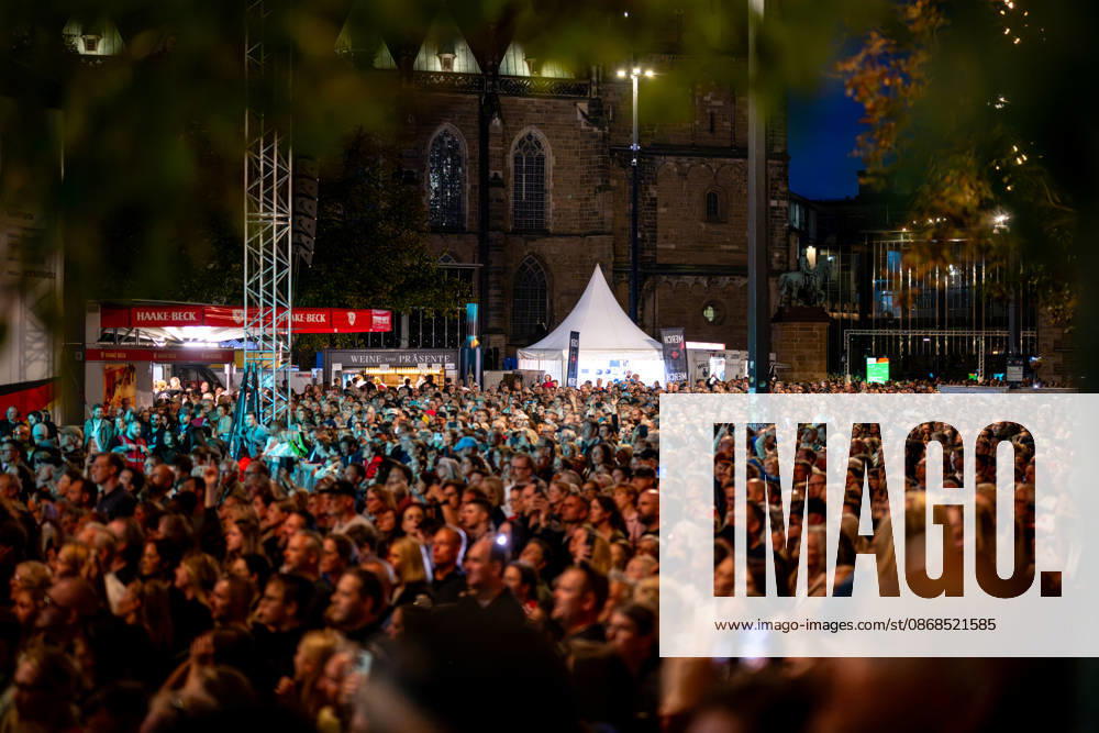 Feiern Tag der Deutschen Einheit in Bremen - Feierlichkeiten zum Tag der Deutschen Einheit 2026, Bremen, 03.10.2026 Bremen, Bürgerfest, Fanta Vier Konzert, Illuminatin an der Schlachte, Lichtershow Bremen, Deutschland, 03.10.26: Feiern Tag der Dt. Einheit in Bremen im Marktplatz, Rathaus am 03.10.2026 in Bremen, Deutschland. (Foto von Axel Kaste) Anmoderation Radio Bremen, Bürgerfest und Fanta Vier Konzert, Fantastische Vier, Smudo, Thomas D, Michi Bremen Marktplatz, Rathaus Freie Hansestadt Bremen Deutschland