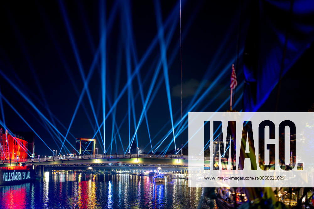 Feiern Tag der Deutschen Einheit in Bremen - Feierlichkeiten zum Tag der Deutschen Einheit 2026, Bremen, 03.10.2026 Bremen, Bürgerfest, Fanta Vier Konzert, Illuminatin an der Schlachte, Lichtershow Bremen, Deutschland, 03.10.26: Feiern Tag der Dt. Einheit in Bremen im Marktplatz, Rathaus am 03.10.2026 in Bremen, Deutschland. (Foto von Axel Kaste) Anmoderation Radio Bremen, Bürgerfest und Fanta Vier Konzert, Fantastische Vier, illuminierten Schlachte, Licherschow Bremen Marktplatz, Rathaus Freie Hansestadt Bremen Deutschland