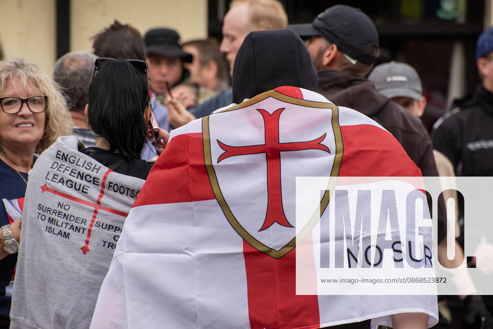 A couple wrapped in St George s flags during a demonstration in Dover. Supporters of the English Defence League (EDL) gathered in Dover, UK to march through the town all the way to the harbour. English Defence League is an extreme far-right and Islamophobic organisation. It was founded by Tommy Robinson (pseudonym of Steven Yaxley-Lennon) in 2009. Dover United Kingdom - ZUMAs197 20261003_aaa_s197_253