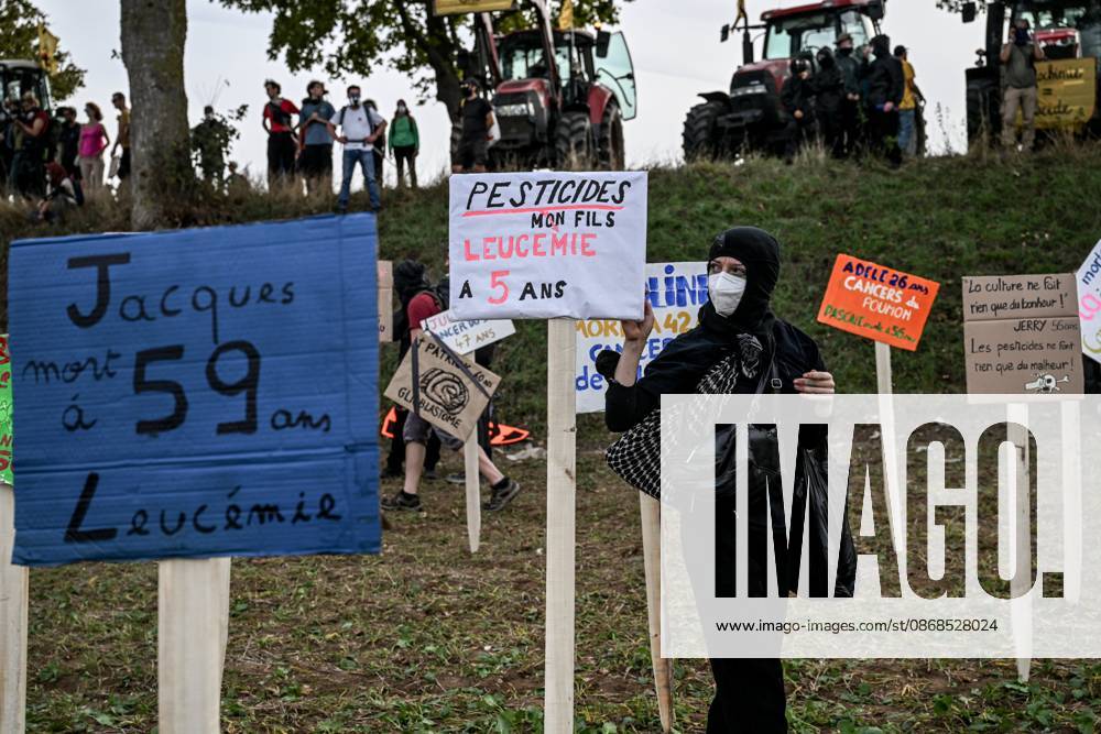 PROTEST AGAINST PESTICIDES PHOTOPQR OUEST FRANCE Martin ROCHE Saint Pierre la Garenne October 3, 2026 This Saturday, October 3, 2026, a protest against pesticides is being held in Saint-Pierre-la-Garenne, Eure, Normandy. In the massive procession, farmers, patients, healthcare workers, and citizens demanded the closure of production sites such as Syngenta’s. The rally was organized by an unprecedented coalition: the Confédération paysanne and Les Soulèvements de la Terre, the Cancer Colère association, and the Collectif de soutien aux victimes des pesticides de l’Ouest (CSVPO). Here, protesters held signs bearing the names of people diagnosed with pesticide-related cancers. Photographer: Martin ROCHE, Ouest France. Saint-Pierre-la-Garenne,