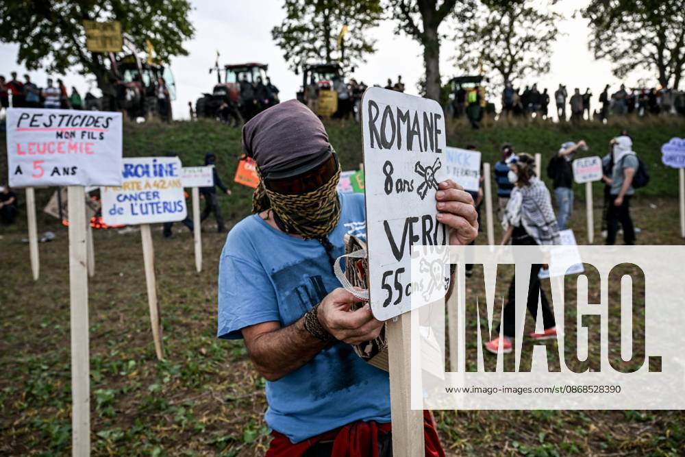 PROTEST AGAINST PESTICIDES PHOTOPQR OUEST FRANCE Martin ROCHE Saint Pierre la Garenne October 3, 2026 This Saturday, October 3, 2026, a protest against pesticides is being held in Saint-Pierre-la-Garenne, Eure, Normandy. In the massive procession, farmers, patients, healthcare workers, and citizens demanded the closure of production sites such as Syngenta’s. The rally was organized by an unprecedented coalition: the Confédération paysanne and Les Soulèvements de la Terre, the association Cancer Colère, and the Collectif de soutien aux victimes des pesticides de l’Ouest (CSVPO). Here, protesters held signs bearing the names of people diagnosed with pesticide-related cancers. Photographer: Martin ROCHE, Ouest France. Saint-Pierre-la-Gare