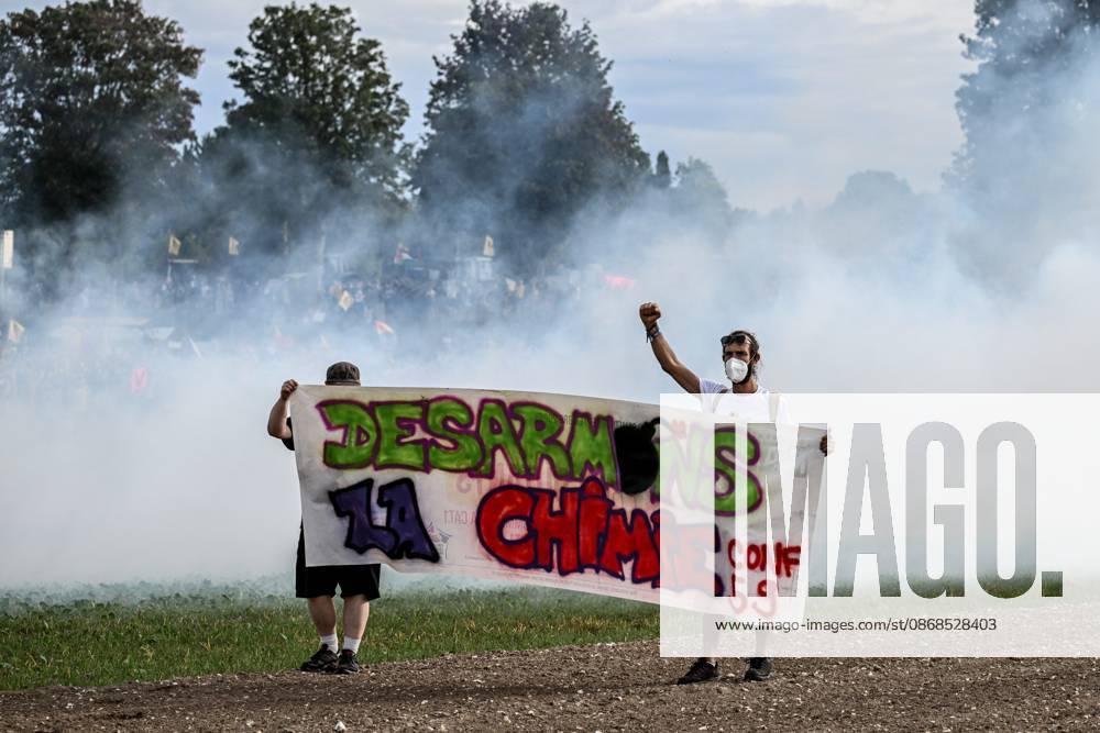 PROTEST AGAINST PESTICIDES PHOTOPQR OUEST FRANCE Martin ROCHE Saint Pierre la Garenne October 3, 2026 This Saturday, October 3, 2026, a protest against pesticides is being held in Saint-Pierre-la-Garenne, Eure, Normandy. In the massive procession, farmers, patients, healthcare workers, and citizens demanded the closure of production sites such as Syngenta’s. The rally was organized by an unprecedented coalition: the Confédération paysanne, Les Soulèvements de la Terre, the Cancer Colère association, and the Collectif de soutien aux victimes des pesticides de l’Ouest (CSVPO). Here, protesters face the large police presence separating them from the Syngenta factory, were quickly tear-gassed with numerous tear gas canisters and GM2L gre
