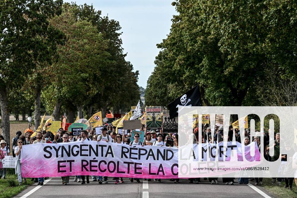 PROTEST AGAINST PESTICIDES PHOTOPQR OUEST FRANCE Martin ROCHE Saint Pierre la Garenne October 3, 2026 This Saturday, October 3, 2026, a protest against pesticides is being held in Saint-Pierre-la-Garenne, Eure, Normandy. In the massive procession, farmers, patients, healthcare workers, and citizens demanded the closure of production sites such as Syngenta’s. The rally was organized by an unprecedented coalition: the Confédération paysanne, Les Soulèvements de la Terre, the association Cancer Colère, and the Collectif de soutien aux victimes des pesticides de l’Ouest (CSVPO). Photographer: Martin ROCHE, Ouest France. Saint-Pierre-la-Garenne, October 3, 2026. On Saturday, October 3, 2026, a protest against pesticides was held in Saint-Pierre