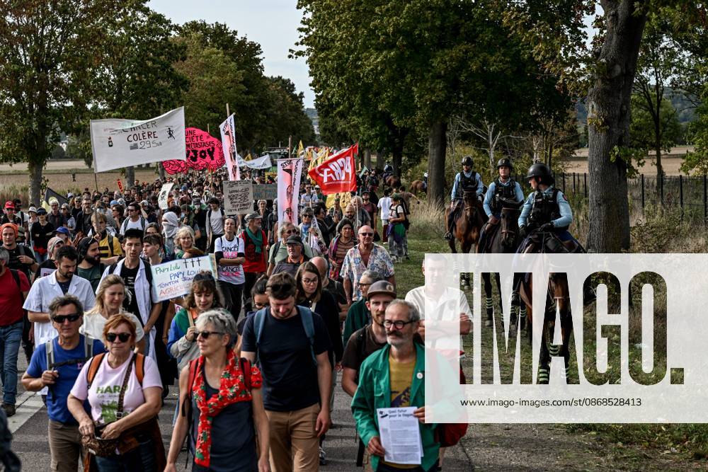 PROTEST AGAINST PESTICIDES PHOTOPQR OUEST FRANCE Martin ROCHE Saint Pierre la Garenne October 3, 2026 This Saturday, October 3, 2026, a protest against pesticides is being held in Saint-Pierre-la-Garenne, Eure, Normandy. In the massive procession, farmers, patients, healthcare workers, and citizens demanded the closure of production sites such as Syngenta’s. The rally was organized by an unprecedented coalition: the Confédération paysanne, Les Soulèvements de la Terre, the association Cancer Colère, and the Collectif de soutien aux victimes des pesticides de l’Ouest (CSVPO). Photographer: Martin ROCHE, Ouest France. Saint-Pierre-la-Garenne, October 3, 2026. On Saturday, October 3, 2026, a protest against pesticides was held in Saint-Pierre