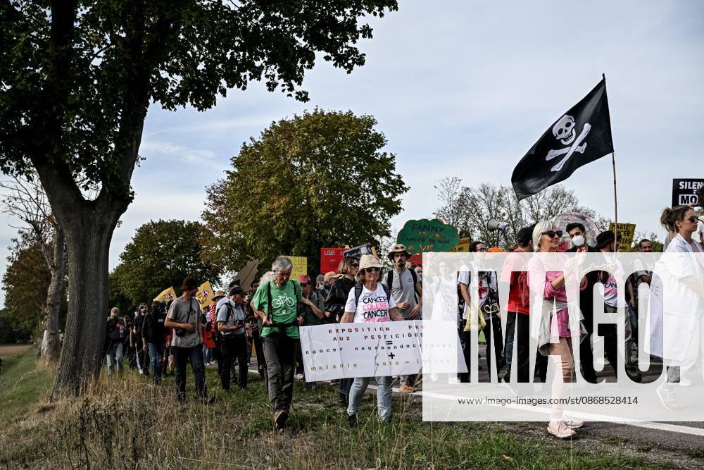 PROTEST AGAINST PESTICIDES PHOTOPQR OUEST FRANCE Martin ROCHE Saint Pierre la Garenne October 3, 2026 This Saturday, October 3, 2026, a protest against pesticides is being held in Saint-Pierre-la-Garenne, Eure, Normandy. In the massive procession, farmers, patients, healthcare workers, and citizens demanded the closure of production sites such as Syngenta’s. The rally was organized by an unprecedented coalition: the Confédération paysanne, Les Soulèvements de la Terre, the association Cancer Colère, and the Collectif de soutien aux victimes des pesticides de l’Ouest (CSVPO). Photographer: Martin ROCHE, Ouest France. Saint-Pierre-la-Garenne, October 3, 2026. On Saturday, October 3, 2026, a protest against pesticides was held in Saint-Pierre