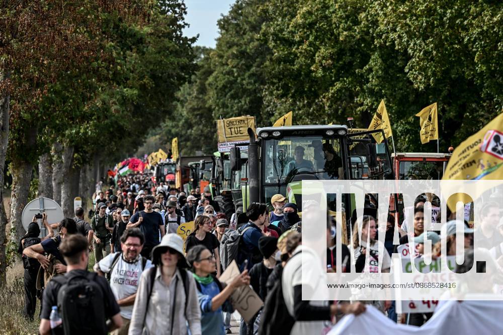 PROTEST AGAINST PESTICIDES PHOTOPQR OUEST FRANCE Martin ROCHE Saint Pierre la Garenne October 3, 2026 This Saturday, October 3, 2026, a protest against pesticides is being held in Saint-Pierre-la-Garenne, Eure, Normandy. In the massive procession, farmers, patients, healthcare workers, and citizens demanded the closure of production sites such as Syngenta’s. The rally was organized by an unprecedented coalition: the Confédération paysanne, Les Soulèvements de la Terre, the association Cancer Colère, and the Collectif de soutien aux victimes des pesticides de l’Ouest (CSVPO). Photographer: Martin ROCHE, Ouest France. Saint-Pierre-la-Garenne, October 3, 2026. On Saturday, October 3, 2026, a protest against pesticides was held in Saint-Pierre