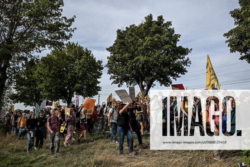 PROTEST AGAINST PESTICIDES PHOTOPQR OUEST FRANCE Martin ROCHE Saint Pierre la Garenne October 3, 2026 This Saturday, October 3, 2026, a protest against pesticides is being held in Saint-Pierre-la-Garenne, Eure, Normandy. In the massive procession, farmers, patients, healthcare workers, and citizens demanded the closure of production sites such as Syngenta’s. The rally was organized by an unprecedented coalition: the Confédération paysanne, Les Soulèvements de la Terre, the association Cancer Colère, and the Collectif de soutien aux victimes des pesticides de l’Ouest (CSVPO). Photographer: Martin ROCHE, Ouest France. Saint-Pierre-la-Garenne, October 3, 2026. On Saturday, October 3, 2026, a protest against pesticides was held in Saint-Pierre