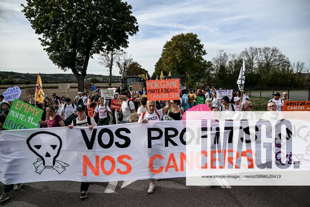 PROTEST AGAINST PESTICIDES PHOTOPQR OUEST FRANCE Martin ROCHE Saint Pierre la Garenne October 3, 2026 This Saturday, October 3, 2026, a protest against pesticides is being held in Saint-Pierre-la-Garenne, Eure, Normandy. In the massive procession, farmers, patients, healthcare workers, and citizens demanded the closure of production sites such as Syngenta’s. The rally was organized by an unprecedented coalition: the Confédération paysanne, Les Soulèvements de la Terre, the association Cancer Colère, and the Collectif de soutien aux victimes des pesticides de l’Ouest (CSVPO). Photographer: Martin ROCHE, Ouest France. Saint-Pierre-la-Garenne, October 3, 2026. On Saturday, October 3, 2026, a protest against pesticides was held in Saint-Pierre