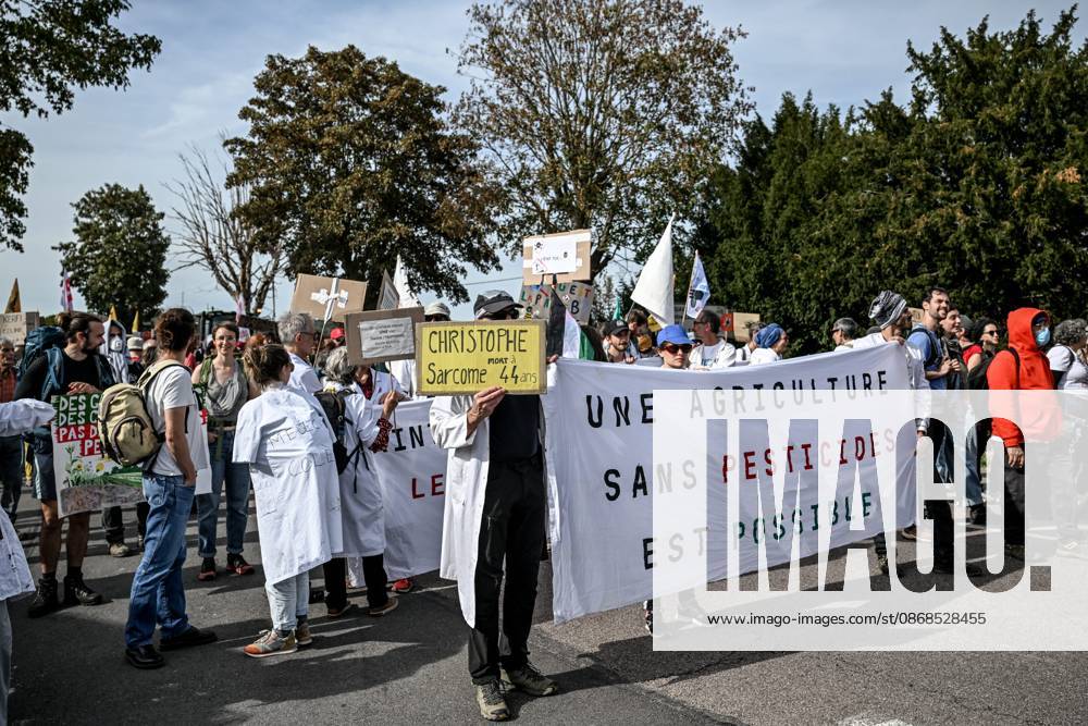 PROTEST AGAINST PESTICIDES PHOTOPQR OUEST FRANCE Martin ROCHE Saint Pierre la Garenne October 3, 2026 This Saturday, October 3, 2026, a protest against pesticides is being held in Saint-Pierre-la-Garenne, Eure, Normandy. In the massive procession, farmers, patients, healthcare workers, and citizens demanded the closure of production sites such as Syngenta’s. The rally was organized by an unprecedented coalition: the Confédération paysanne, Les Soulèvements de la Terre, the association Cancer Colère, and the Collectif de soutien aux victimes des pesticides de l’Ouest (CSVPO). Photographer: Martin ROCHE, Ouest France. Saint-Pierre-la-Garenne, October 3, 2026. On Saturday, October 3, 2026, a protest against pesticides was held in Saint-Pierre