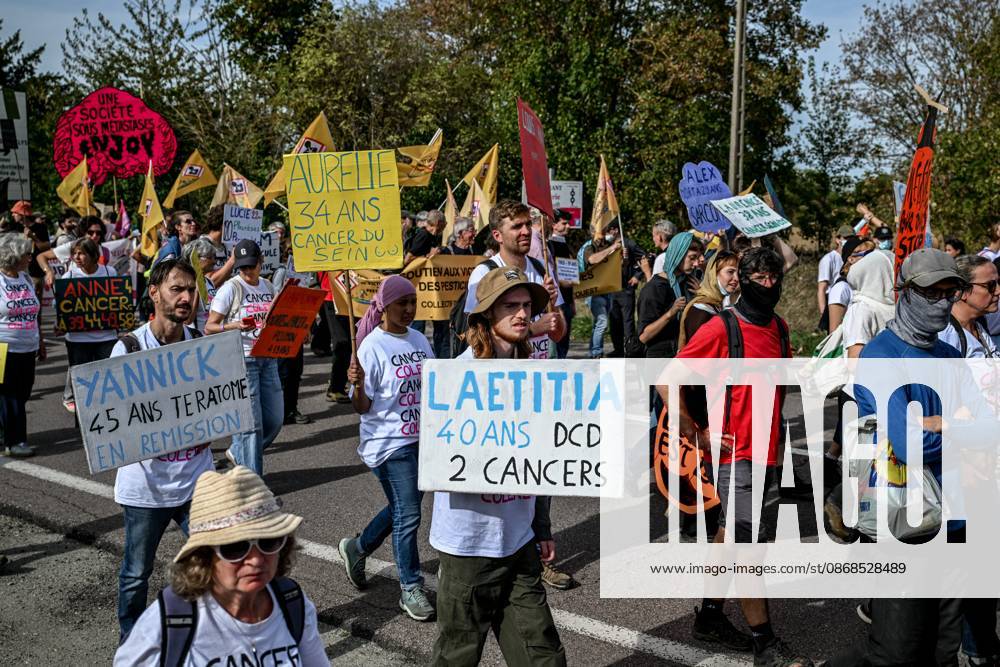 PROTEST AGAINST PESTICIDES PHOTOPQR OUEST FRANCE Martin ROCHE Saint Pierre la Garenne October 3, 2026 This Saturday, October 3, 2026, a protest against pesticides is being held in Saint-Pierre-la-Garenne, Eure, Normandy. In the massive procession, farmers, patients, healthcare workers, and citizens demanded the closure of production sites such as Syngenta’s. The rally was organized by an unprecedented coalition: the Confédération paysanne, Les Soulèvements de la Terre, the association Cancer Colère, and the Collectif de soutien aux victimes des pesticides de l’Ouest (CSVPO). Photographer: Martin ROCHE, Ouest France. Saint Pierre la Garenne, October 3, 2026. On Saturday, October 3, 2026, a protest against pesticides was held in Saint-Pierre