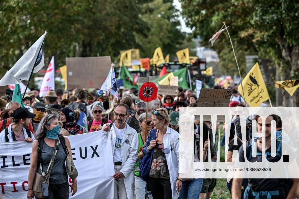 PROTEST AGAINST PESTICIDES PHOTOPQR OUEST FRANCE Martin ROCHE Saint Pierre la Garenne October 3, 2026 This Saturday, October 3, 2026, a protest against pesticides is being held in Saint-Pierre-la-Garenne, Eure, Normandy. In the massive procession, farmers, patients, healthcare workers, and citizens demanded the closure of production sites such as Syngenta’s. The rally was organized by an unprecedented coalition: the Confédération paysanne, Les Soulèvements de la Terre, the association Cancer Colère, and the Collectif de soutien aux victimes des pesticides de l’Ouest (CSVPO). Photographer: Martin ROCHE, Ouest France. Saint Pierre la Garenne, October 3, 2026. On Saturday, October 3, 2026, a protest against pesticides was held in Saint-Pierre
