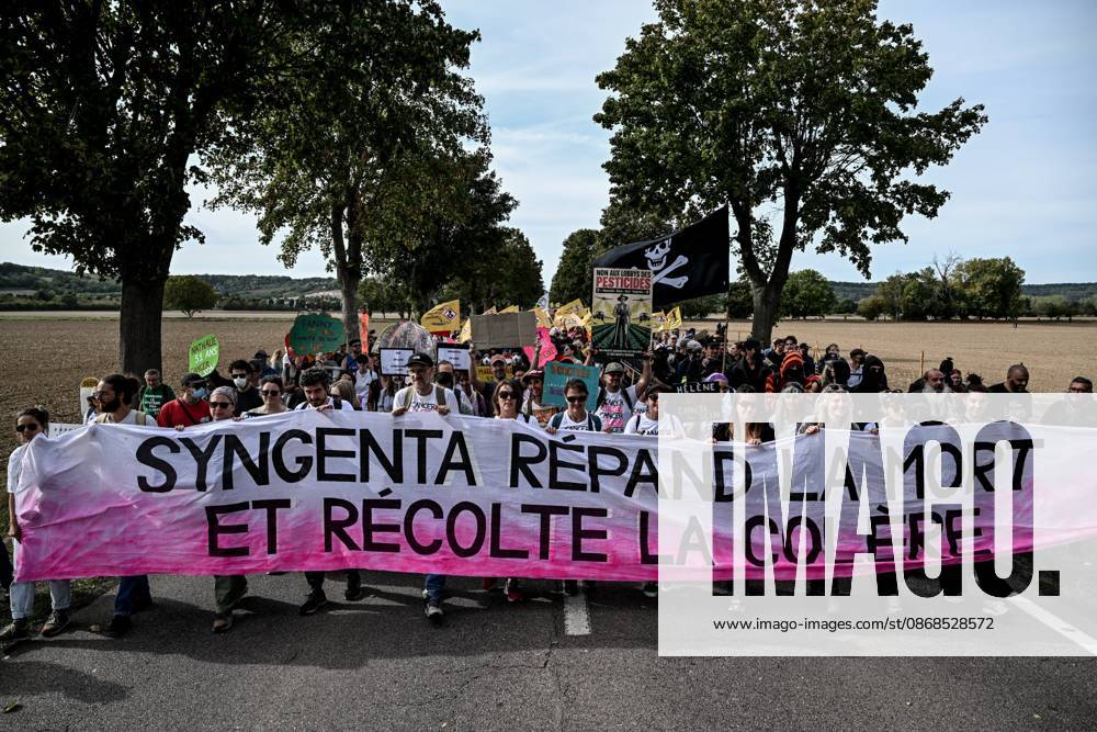 PROTEST AGAINST PESTICIDES PHOTOPQR OUEST FRANCE Martin ROCHE Saint Pierre la Garenne October 3, 2026 This Saturday, October 3, 2026, a protest against pesticides is being held in Saint-Pierre-la-Garenne, Eure, Normandy. In the massive procession, farmers, patients, healthcare workers, and citizens demanded the closure of production sites such as Syngenta’s. The rally was organized by an unprecedented coalition: the Confédération paysanne, Les Soulèvements de la Terre, the Cancer Colère association, and the Collectif de soutien aux victimes des pesticides de l’Ouest (CSVPO). Photographer: Martin ROCHE, Ouest France. Saint Pierre la Garenne, October 3, 2026. On Saturday, October 3, 2026, a protest against pesticides was held in Saint-Pierre